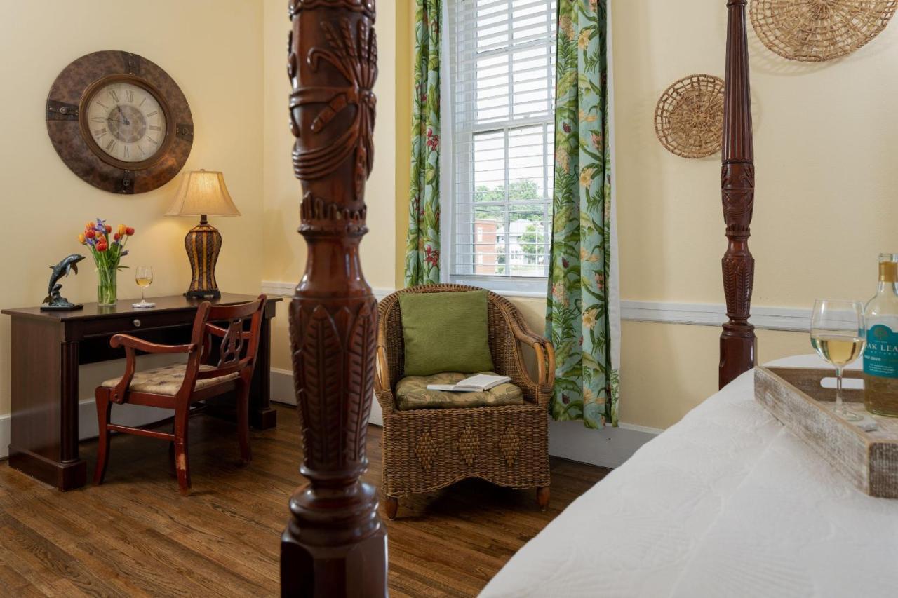 Magnolia Manor And Chapel Bed & Breakfast Humboldt Exterior photo